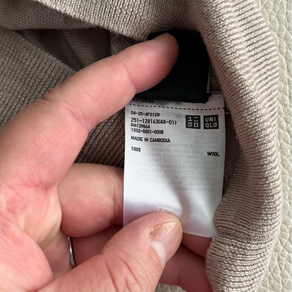 NWOT - Uniqlo Women’s 100% Wool V Neck Fine Knit Sweater - Size L - Picture 6 of 6